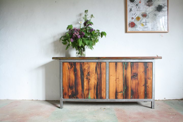 Sideboard aus Stahl und altem Holz