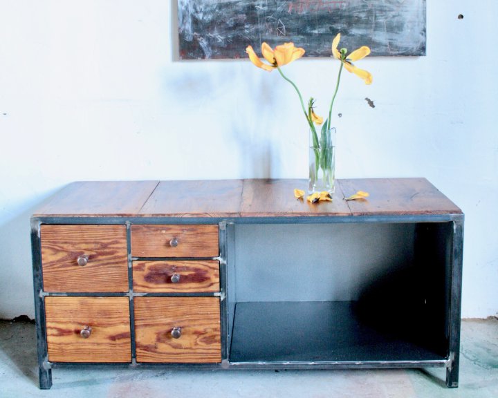 Sideboard mit antiken Schubladen